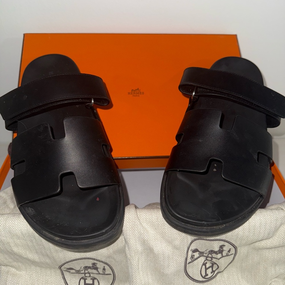 HERMES CHYPRE black leather sandals AUTHENTIC